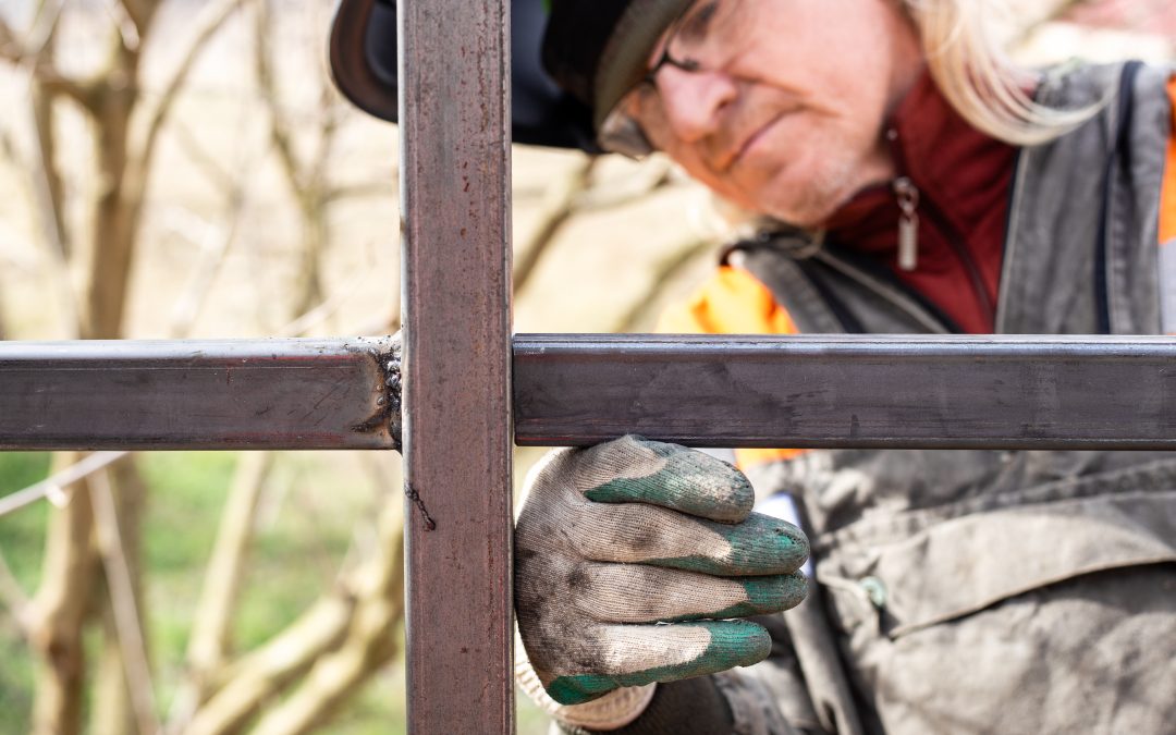 Ouvriers installant une clôture métallique en extérieur