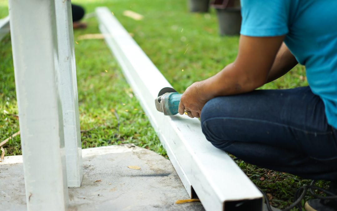 installation de clôture extérieure par des ouvriers