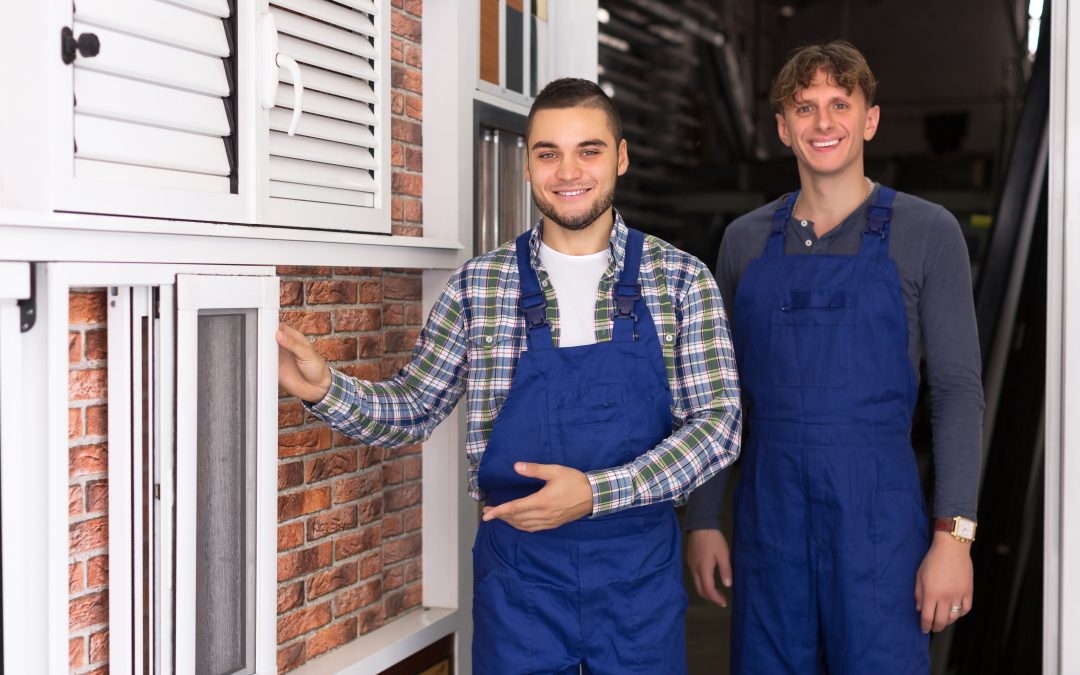 équipe installant une porte chez un client