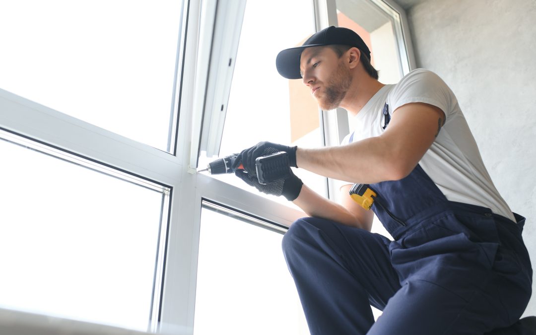 installation de fenêtres à domicile par des professionnels en action