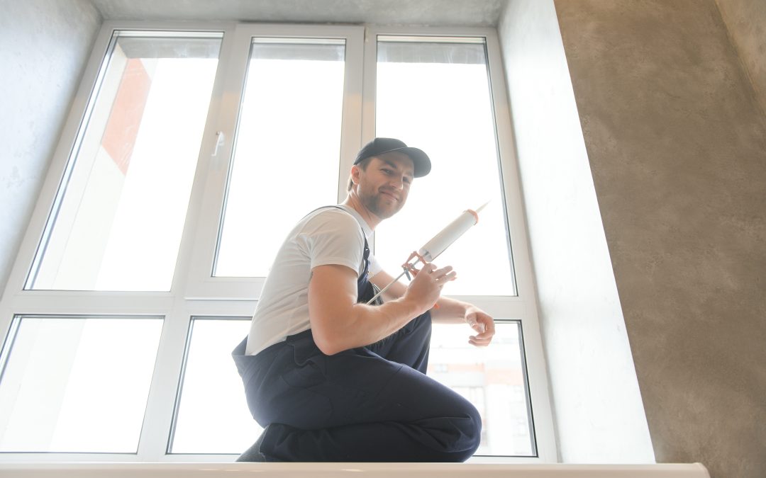 installateur de fenêtres à domicile en action