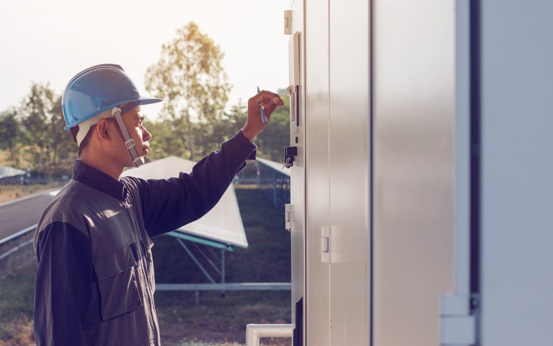 Technicien installant un moteur de porte automatique sur un chantier
