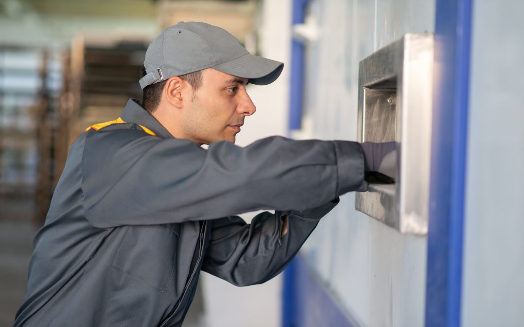 technicien installe système portail motorisé