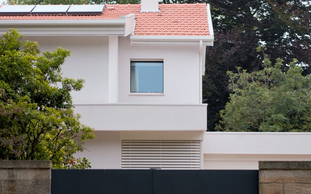 Installation d’un portail moderne devant une maison