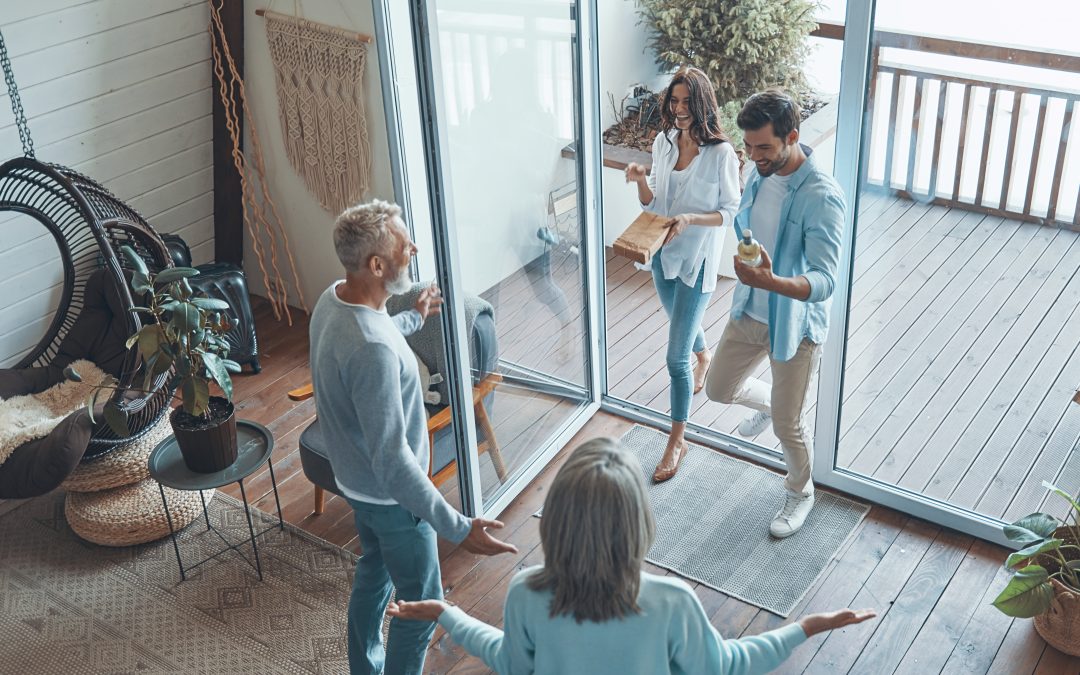 famille profitant d'une véranda moderne en action à Fontainebleau