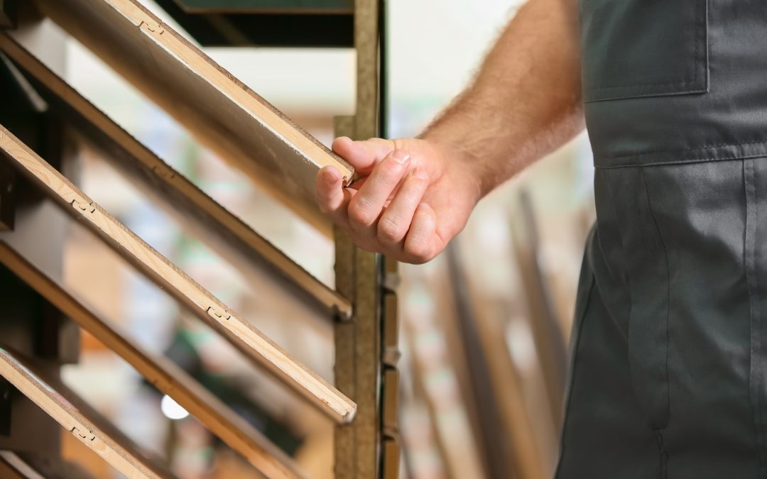 installation de volets battants en bois sur maison