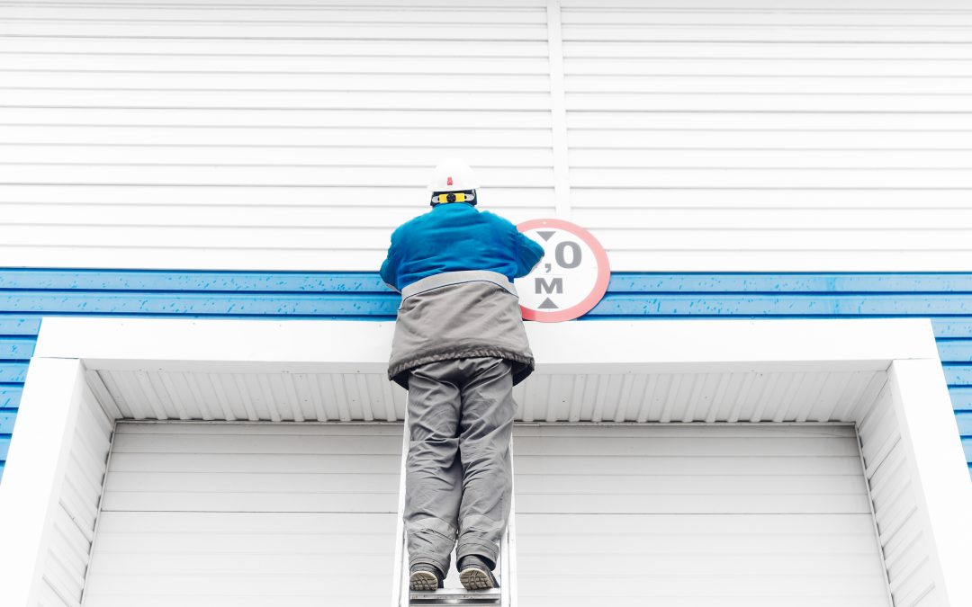 Technicien installant un volet roulant sur une fenêtre
